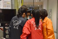 真剣に円陣を組むlyrical school。