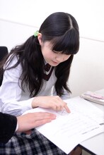 一筆書きを練習する水野由結。