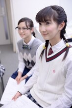 真剣に話を聞く野津友那乃。