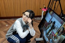 モニターをチェックする菊地最愛。