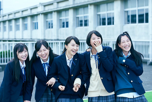ももいろクローバーZ。衣装「映画『幕が上がる』制服ver.」はHMVららぽーと豊洲店で展示。
