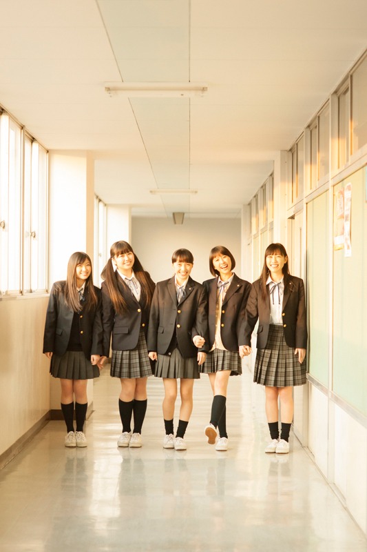 ももいろクローバーZ。衣装「青春賦ver.」はSHIBUYA TSUTAYAで展示。