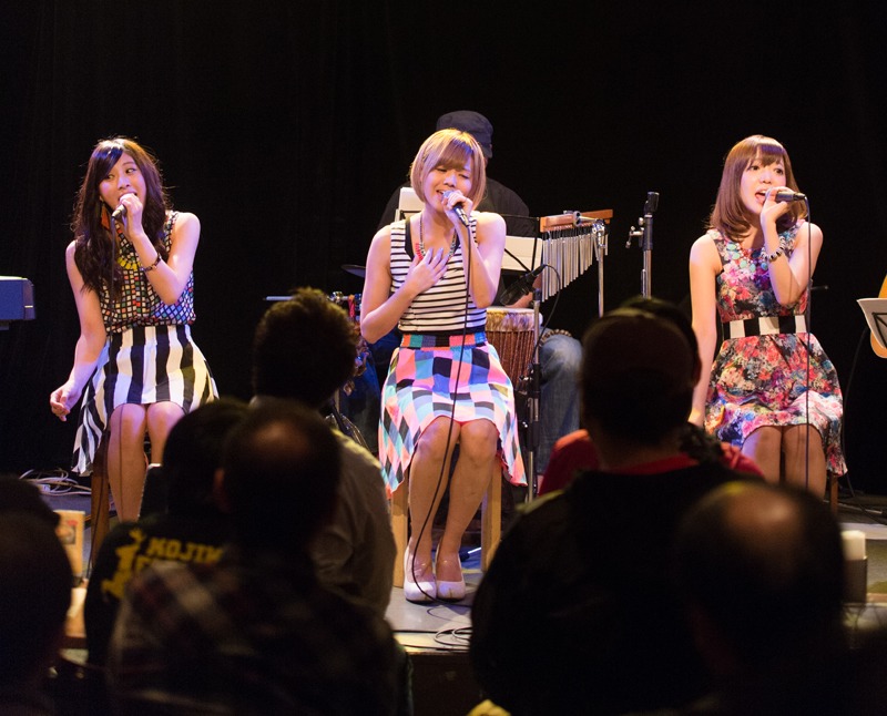 まなみのりさによるアコースティックライブの様子。
