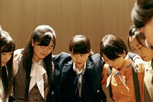 ももいろクローバーZ。衣装「銀河鉄道衣装ver.」はタワーレコード渋谷店で展示。