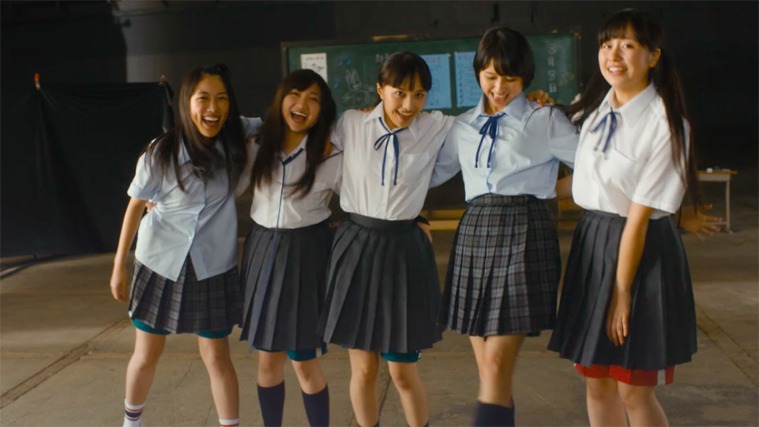 ももいろクローバーZ。衣装「夏服制服ver.」は銀座山野楽器本店で展示。