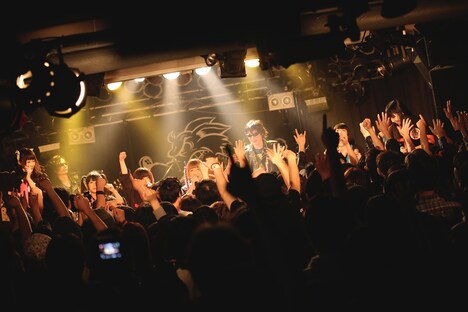 ギターウルフとゆるめるモ！のセッション。（撮影：ハヤシサトル）