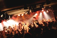 ギターウルフとゆるめるモ！（撮影：ハヤシサトル）