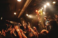 ギターウルフとあの。（撮影：ハヤシサトル）