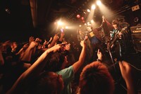 ギターウルフとあの。（撮影：ハヤシサトル）