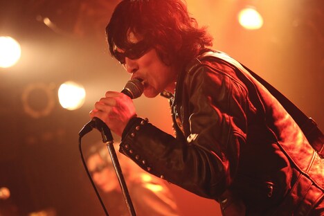 セイジ（Vo, G）（撮影：ハヤシサトル）