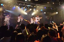 「夢みるアドレセンス #ユメトモの輪ツアー2015春 ～日経エンタ！さん、ごめんなさい！わたしたち結局、メジャーデビューしちゃいます東・名・阪TOUR～」東京公演の様子。