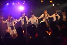 「夢みるアドレセンス #ユメトモの輪ツアー2015春 ～日経エンタ！さん、ごめんなさい！わたしたち結局、メジャーデビューしちゃいます東・名・阪TOUR～」東京公演の様子。