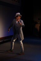 日本大学豊山女子高等学校「卒業を祝う会」に登場したナオト・インティライミ。