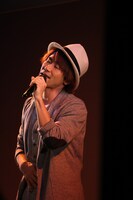 日本大学豊山女子高等学校「卒業を祝う会」に登場したナオト・インティライミ。