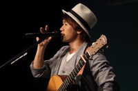 日本大学豊山女子高等学校「卒業を祝う会」に登場したナオト・インティライミ。