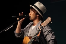 日本大学豊山女子高等学校「卒業を祝う会」に登場したナオト・インティライミ。