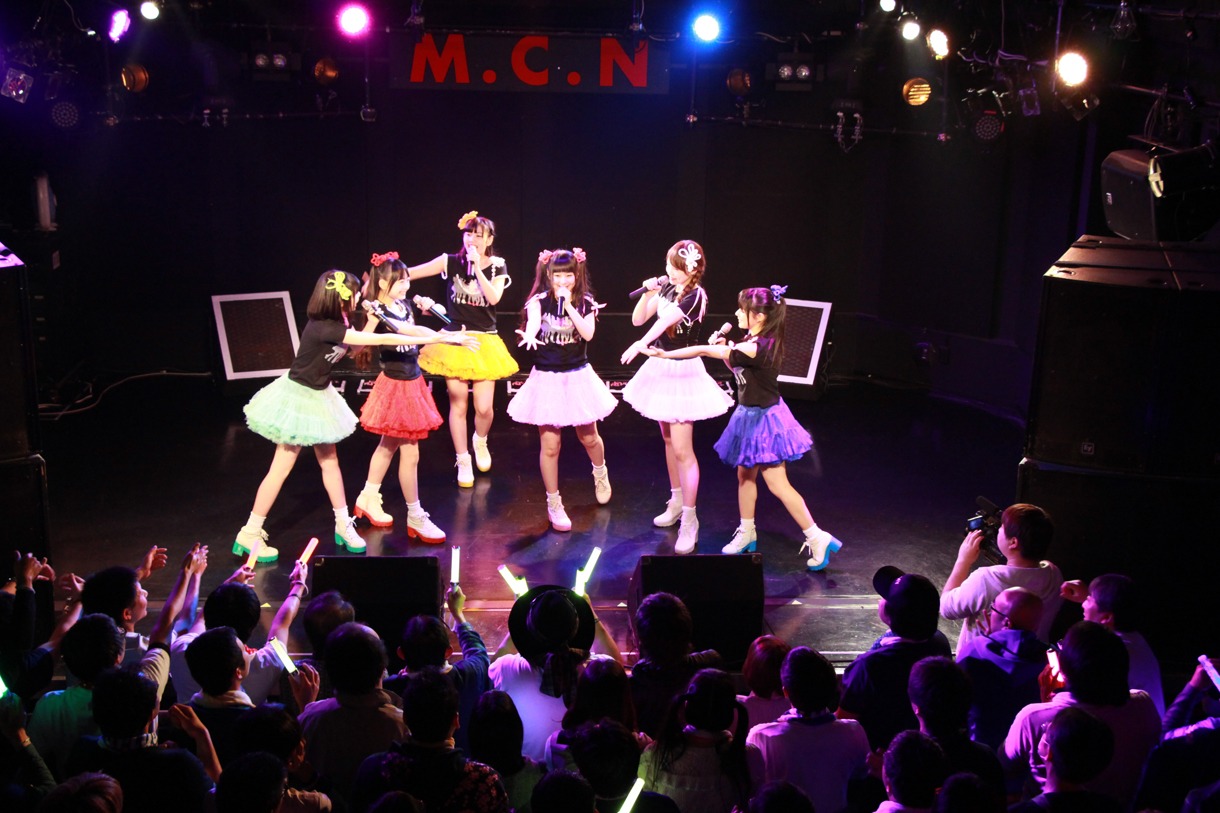 仙台MACANAで行われた「乙女Rockets スプリットツアー2015 SPRING supported by 生メール」の様子。