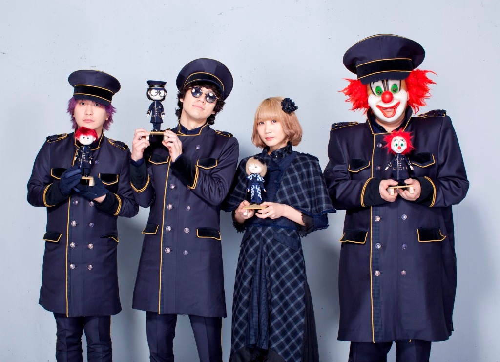 2015年の人気画像25位は「セカオワ『ぷっちょ』新CM出演、DJ LOVEパペット初お目見え」より、それぞれ自身を模したパペット人形を手にするSEKAI NO OWARI。