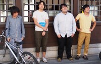 スカート。写真左から3番目が澤部渡。