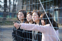 FC東京の練習を見学するアイドリング!!!メンバー。