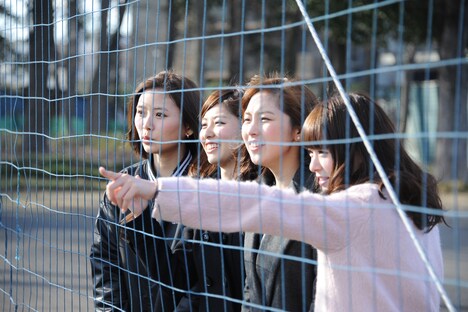 FC東京の練習を見学するアイドリング!!!メンバー。