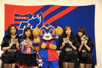 左から朝日奈央、橘ゆりか、東京ドロンパ、尾島知佳、佐藤麗奈。