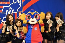 アイドリング!!!メンバーと東京ドロンパ（写真中央）。