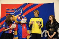 左から橘ゆりか、東京ドロンパ、榎本達也選手、尾島知佳。