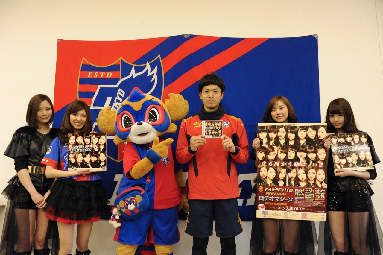 左から朝日奈央、橘ゆりか、東京ドロンパ、森重真人選手、尾島知佳、佐藤麗奈。