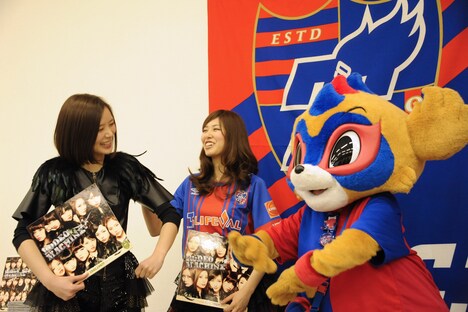 身振り手振りを交えて、アイドリング!!!メンバーとコミュニケーションを取る東京ドロンパ。