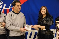 マッシモ・フィッカデンティ監督にCDを手渡す尾島知佳。