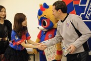 マッシモ・フィッカデンティ監督と握手をする橘ゆりか。