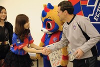 マッシモ・フィッカデンティ監督と握手をする橘ゆりか。