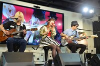 LUI FRONTiC 赤羽JAPANによる公開生放送の様子。