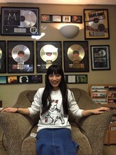 大好きなSheryl Crowや、Led Zeppelinなどレジェンドのプラチナディスクを見つけて興奮するmiwa。