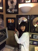大好きなSheryl Crowや、Led Zeppelinなどレジェンドのプラチナディスクを見つけて興奮するmiwa。