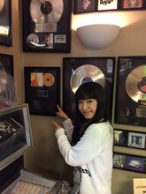 大好きなSheryl Crowや、Led Zeppelinなどレジェンドのプラチナディスクを見つけて興奮するmiwa。