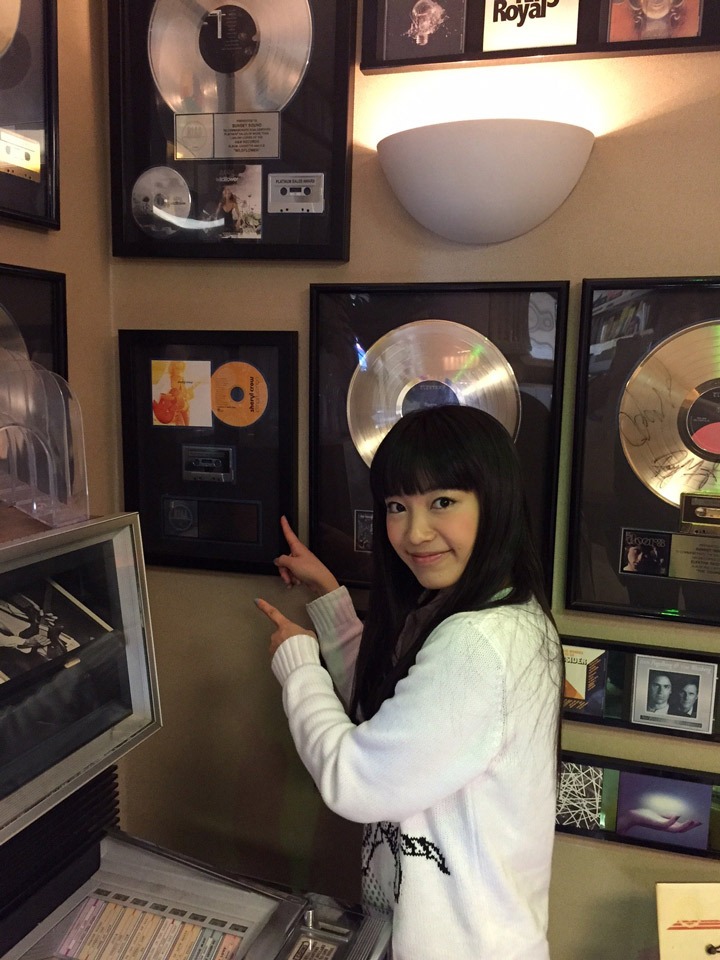 大好きなSheryl Crowや、Led Zeppelinなどレジェンドのプラチナディスクを見つけて興奮するmiwa。