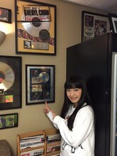 大好きなSheryl Crowや、Led Zeppelinなどレジェンドのプラチナディスクを見つけて興奮するmiwa。