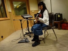 レコーディング中のmiwa。