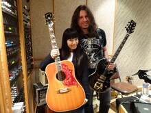「ONENESS」に参加したギタリスト・フィルXとmiwa。