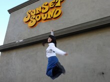 「ONENESS」をレコーディングしたSunset Sound Studioの前で記念撮影をするmiwa。