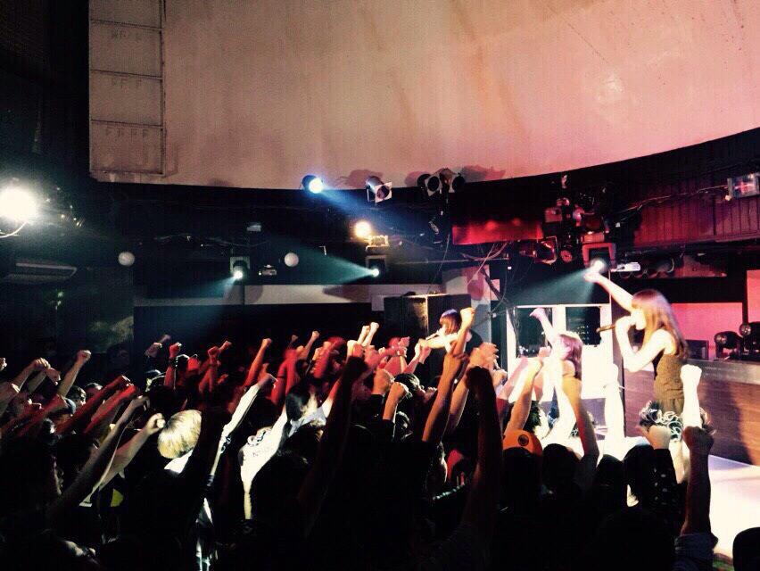 PassCodeのライブの様子。