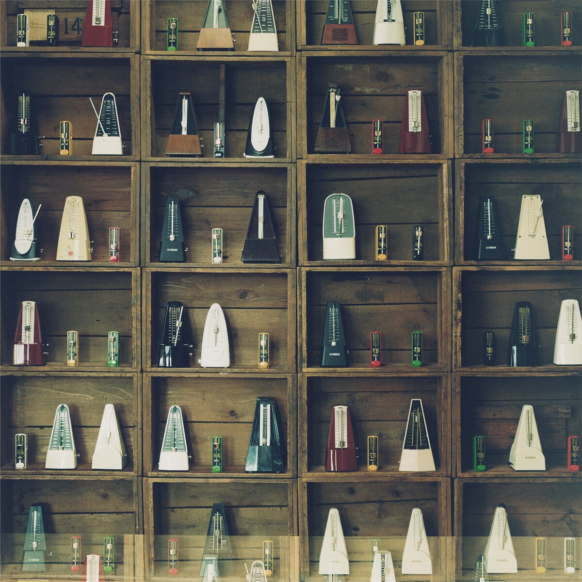 17歳のポップマエストロ現る、シンリズム1stに豪華プレイヤー参加