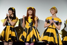 左から相沢梨紗、成瀬瑛美、最上もが。