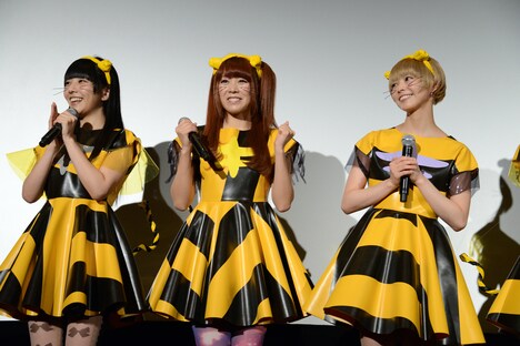 左から相沢梨紗、成瀬瑛美、最上もが。