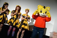 左から相沢梨紗、成瀬瑛美、最上もが、しまじろう。