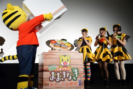 しまじろうがでんぱ組.incにドーナツをプレゼントする様子。