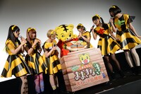 ドーナツを囲むでんぱ組.incとしまじろう。