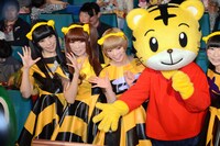 左から相沢梨紗、成瀬瑛美、最上もが、しまじろう。